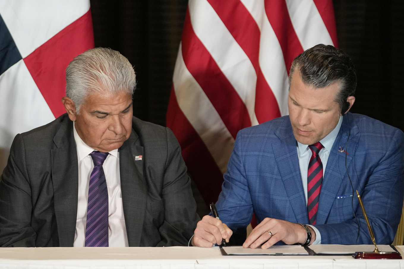 USA:s försvarsminister Pete Hegseth undertecknar ett dokument tillsammans med Panamas president José Raúl Mulino i Panama stad, onsdagen den 9 april 2025. Foto: Matias Delacroix/AP/TT