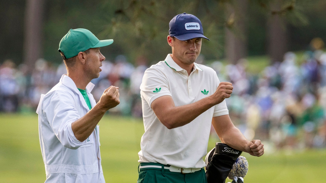 Ludvig Åberg firar tillsammans med sin caddie Joe Skovlon under runda ett i årets första masjor. Foto: Christer Höglund / TT