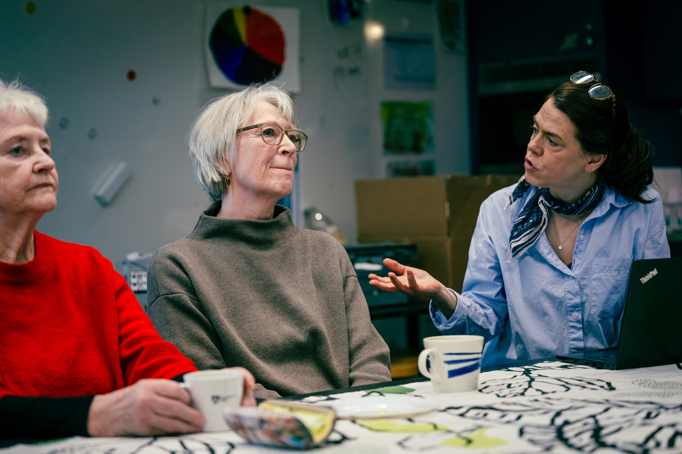 Bibliotekarien Sara Dahlin, till höger, är en av de två som håller i den välbesökta bokcirkeln på Tranströmerbiblioteket i Stockholm. Foto: Magnus Lejhall/TT