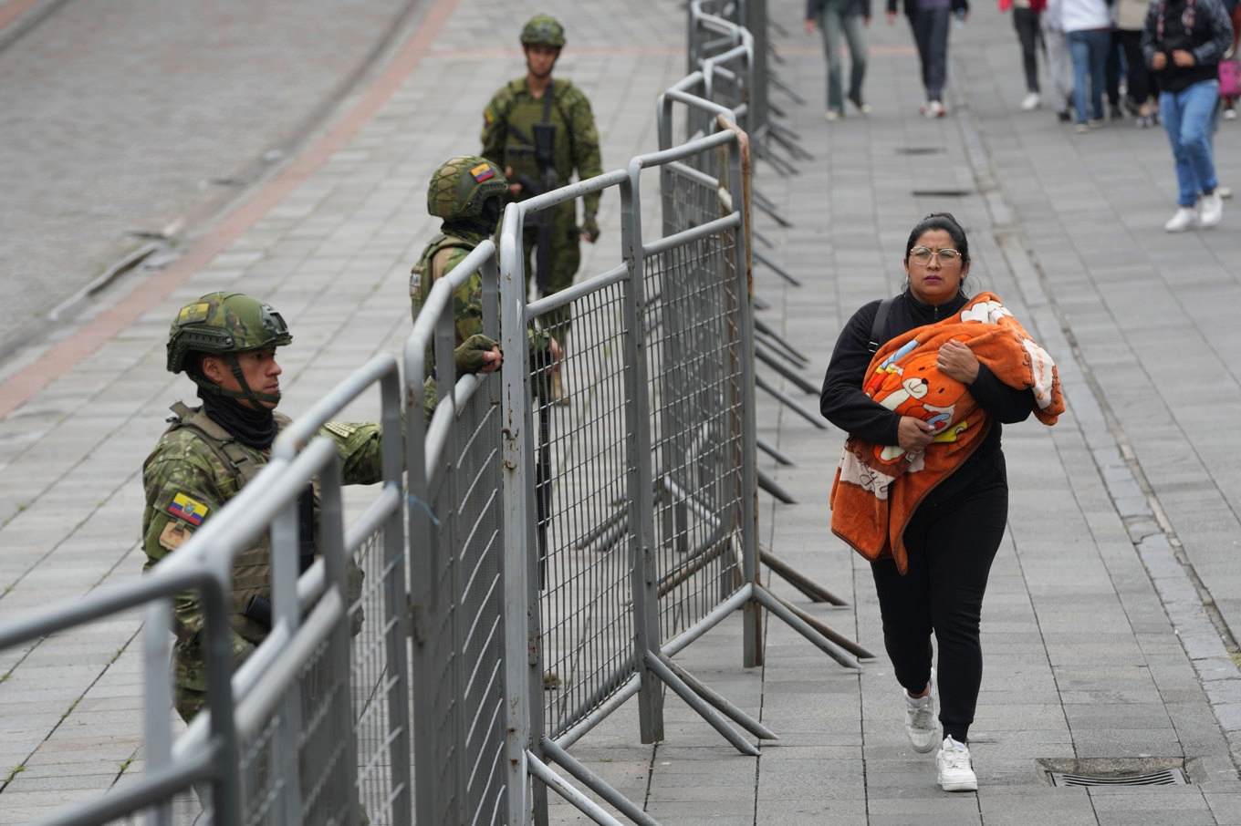 Soldater utplacerade runt regeringspalatset i Ecuadors huvudstad Quito på fredagen. Foto: Dolores Ochoa/AP/TT
