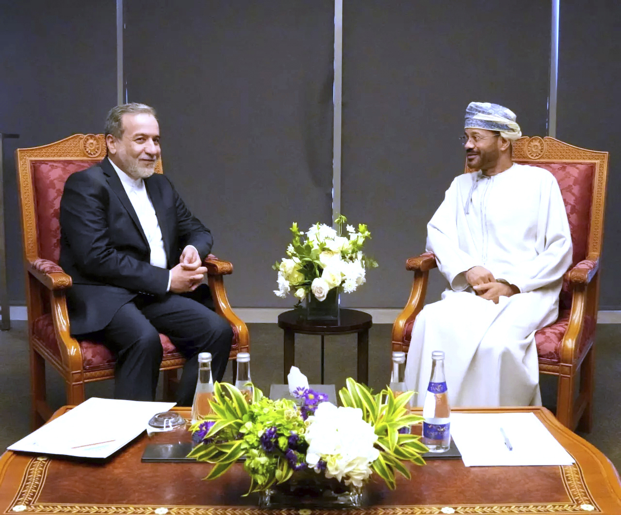 Irans utrikesminister Abbas Araghchi i möte med Omans utrikesminister Sayyid Badr Albusaidi på plats i Oman under lördagen. Foto: Irans utrikesdepartement via AP/TT