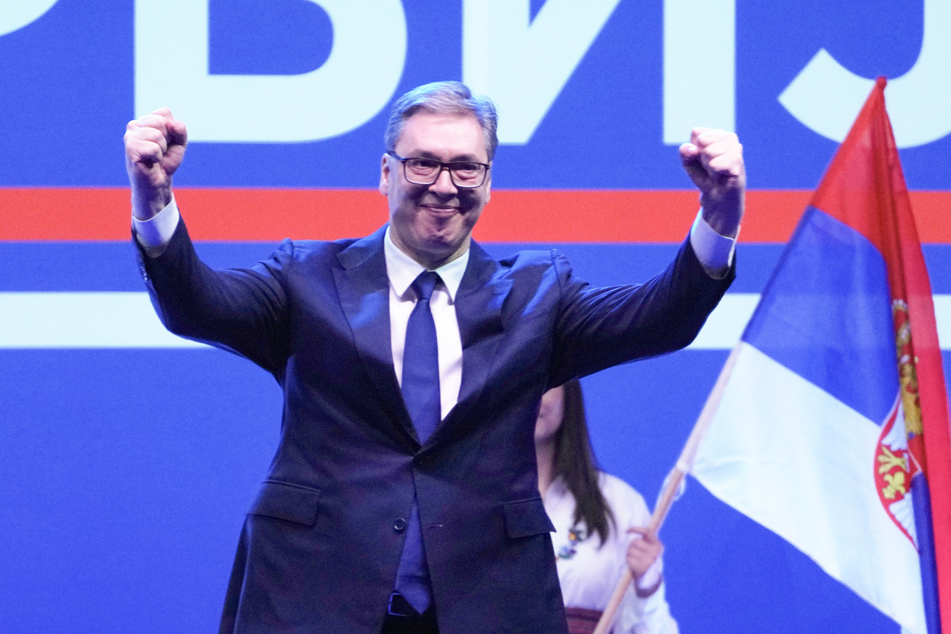 Serbiens president framträder framför mängder av anhängare i Belgrad på lördagen. Foto: Darko Vojinovic/AP/TT