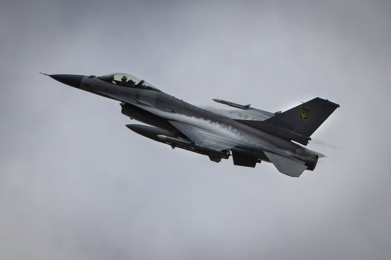 Ett av de första F-16 som levererades till Ukraina flyger över landet den 4 augusti 2024. Foto: Efrem Lukatsky/AP/TT