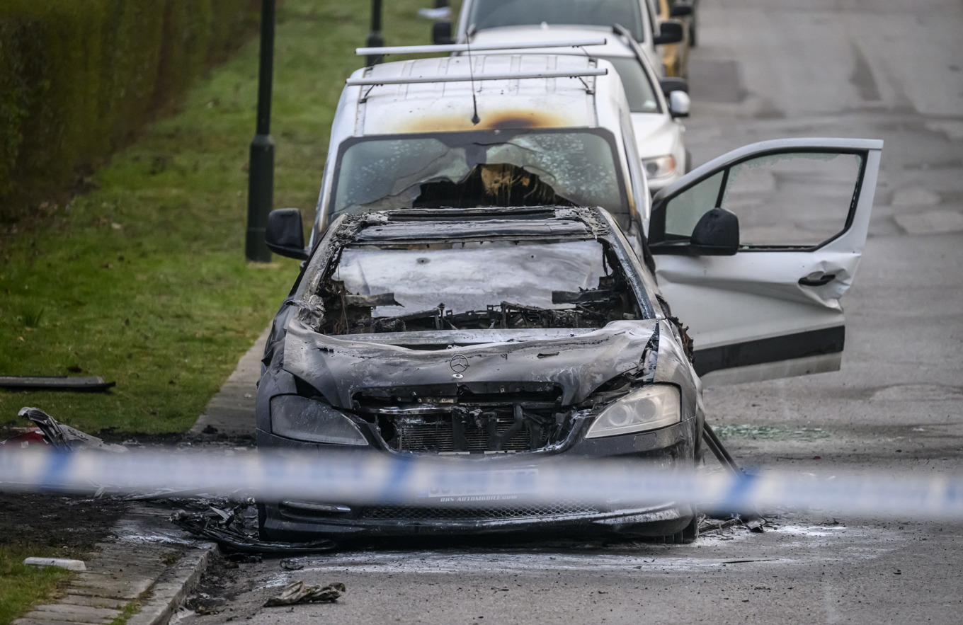 Avspärrningar kring två brandskadade bilar på västra Skrävlinge Kyrkoväg i Malmö efter en misstänkt detonation tidigt på söndagsmorgonen. Foto: Johan Nilsson / TT