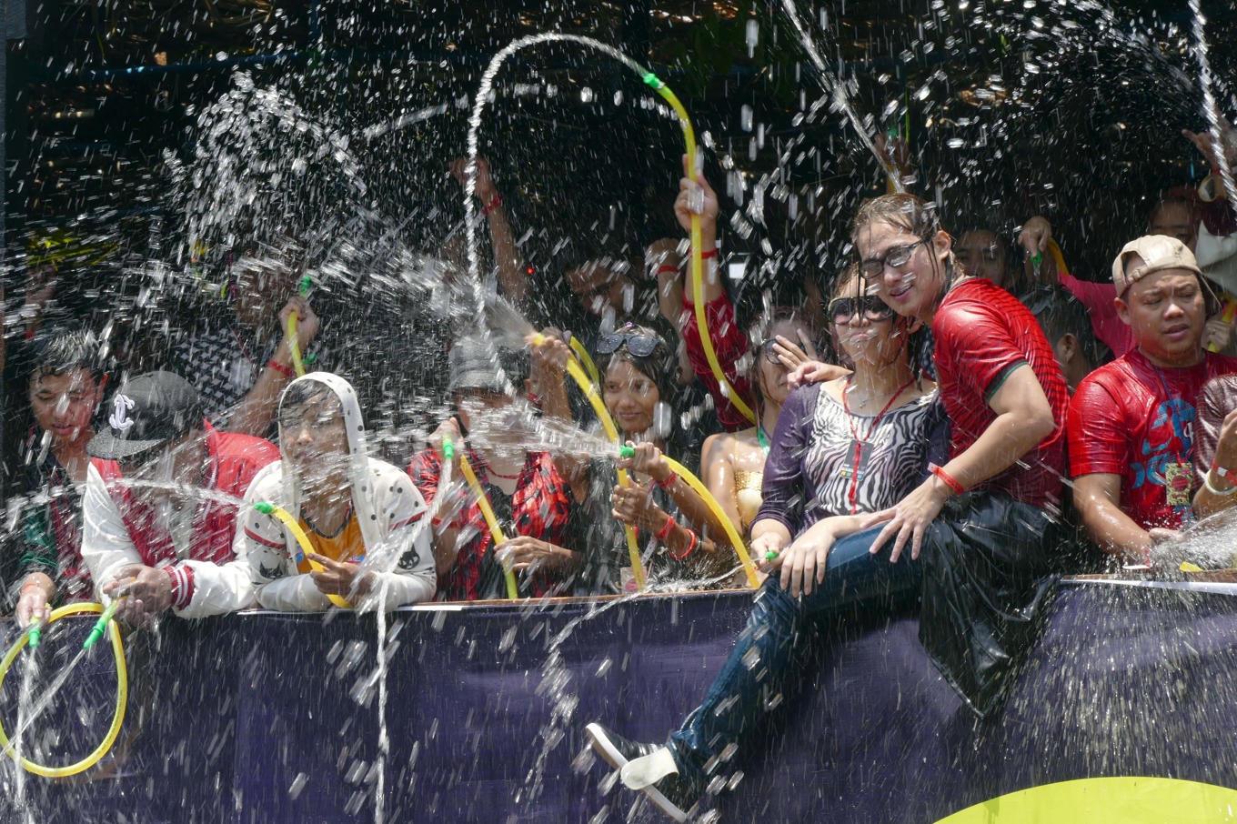 Ett nytt skalv inträffade i Myanmar mitt under det pågående nyårsfirandet Thinggyan. Foto: Khin Maung Win/AP/TT