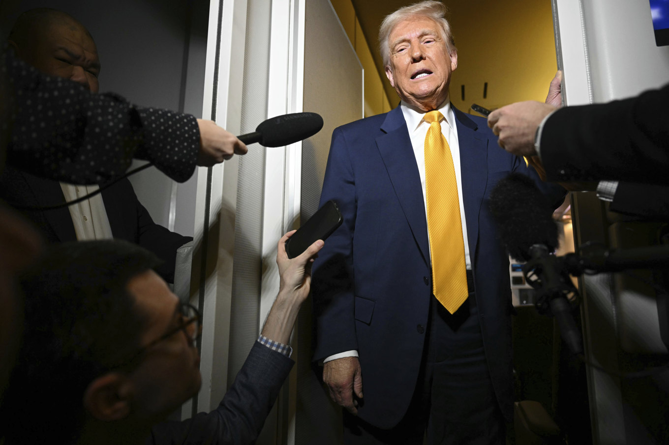 Donald Trump ombord sitt presidentplan på väg mot Miami, Florida på lördagen. Foto: Pool via AP/TT