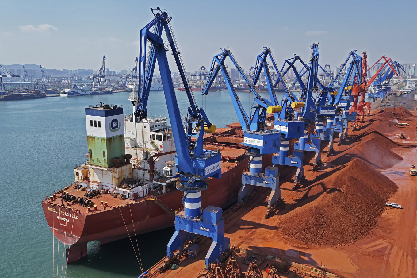 En flygbild över en hamn i staden Yantai i Shandongprovinsen. Arkivbild Foto: Chinatopix/AP/TT