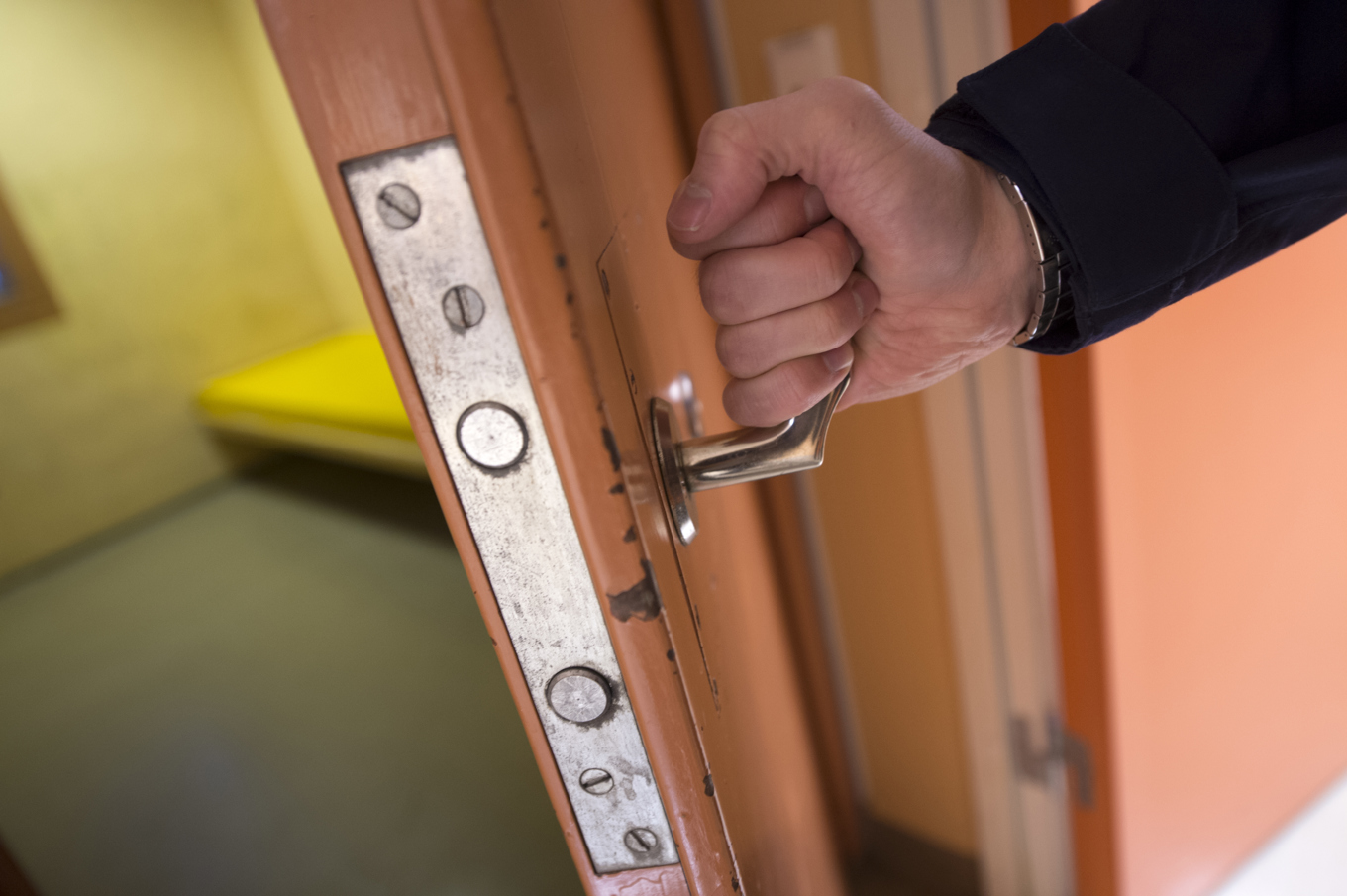 Justitieombudsmannen är mycket kritisk till de förhållanden som häktade personer som kvarblir i polisarrester tvingas leva under. Arkivbild Foto: Fredrik Sandberg/TT