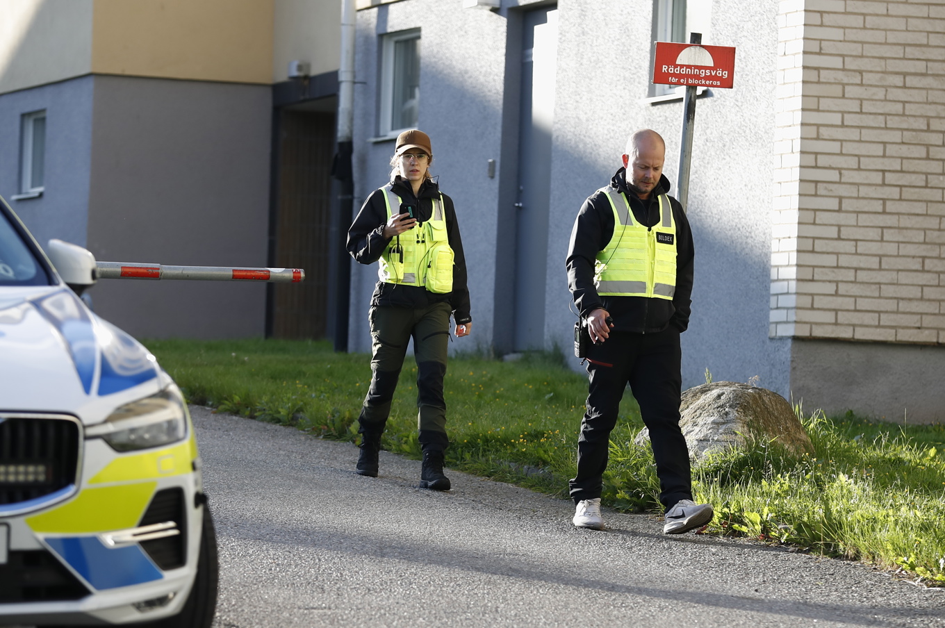 Polis på plats efter mordet i Västra Blombacka i juli förra året. Foto: Mickan Mörk/TT