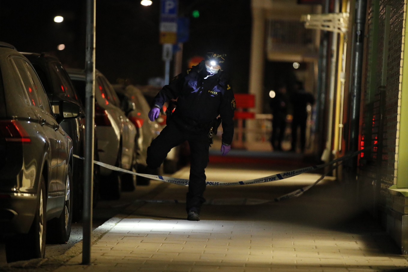 Någonting exploderade vid en fastighet i ett bostadsområde i Solna norr om Stockholm på söndagskvällen. Foto: Caisa Rasmussen/TT