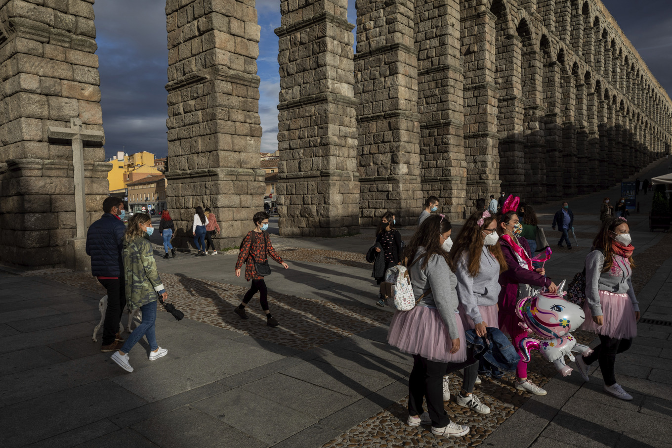 Turister vid Segoviaakvedukten i centrala Spanien på en bild tagen under covid 19-pandemin 2020. Foto: Bernat Armangue/AP/TT