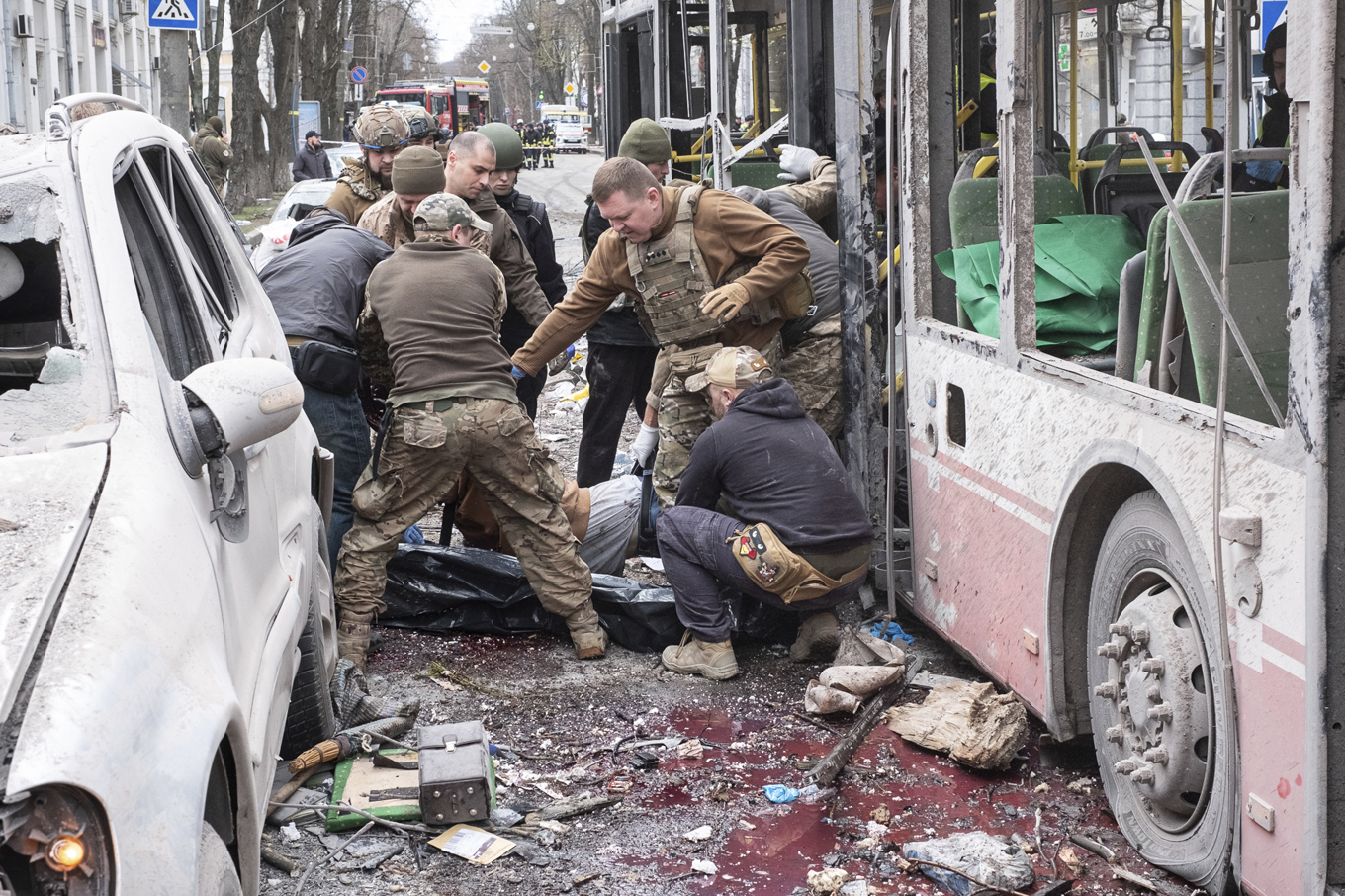Räddningsarbete i Sumy, efter söndagens ryska robotattacker. Foto: Volodymyr Hordijienko/AP/TT