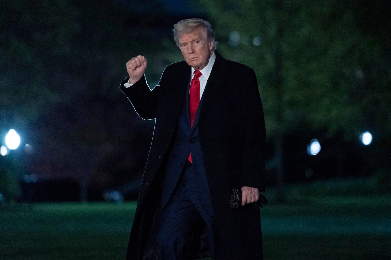 USA:s president Donald Trump gestikulerar inför reportrar vid Vita huset på söndagen lokal tid. Foto: Jose Luis Magana/AP/TT