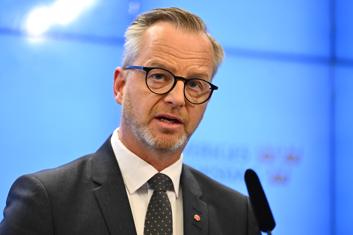 Socialdemokraternas ekonomiskpolitiske talesperson Mikael Damberg (S) kommenterar regeringens vårändringsbudget i riksdagens presscenter på tisdagen. Foto: Anders Wiklund/TT