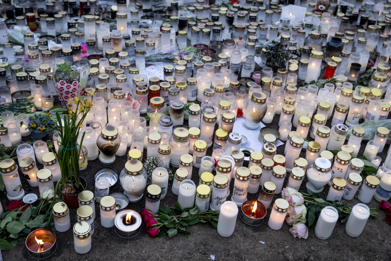 Ljus och blommor vid minnesplatsen utanför Campus Risbergska där tio personer mördades och sex skadades den 4 februari. Arkivbild. Foto: Christine Olsson/TT