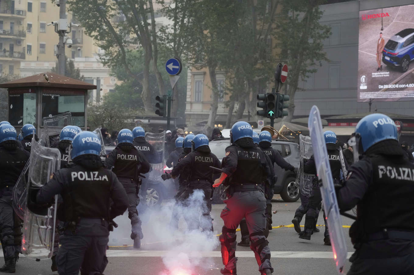 Lazio-anhängare drabbar samman med polisen. Arkivbild. Foto: Gregorio Borgia/AP/TT
