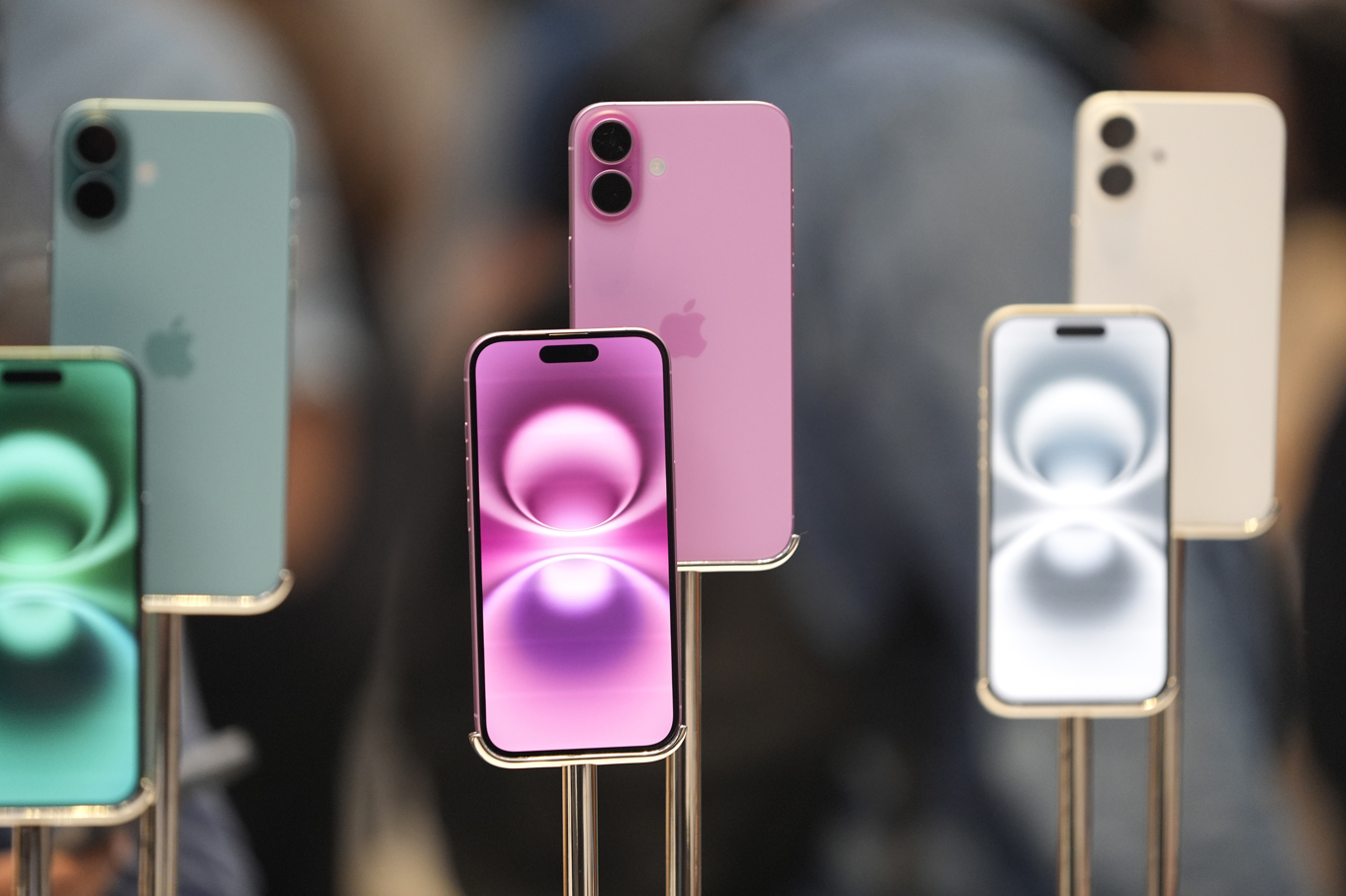 Iphone 16. En av flera Apple-modeller som flögs från Indien till USA innan Donald Trumps tullar slog till. Arkivbild. Foto: Pamela Smith/AP/TT