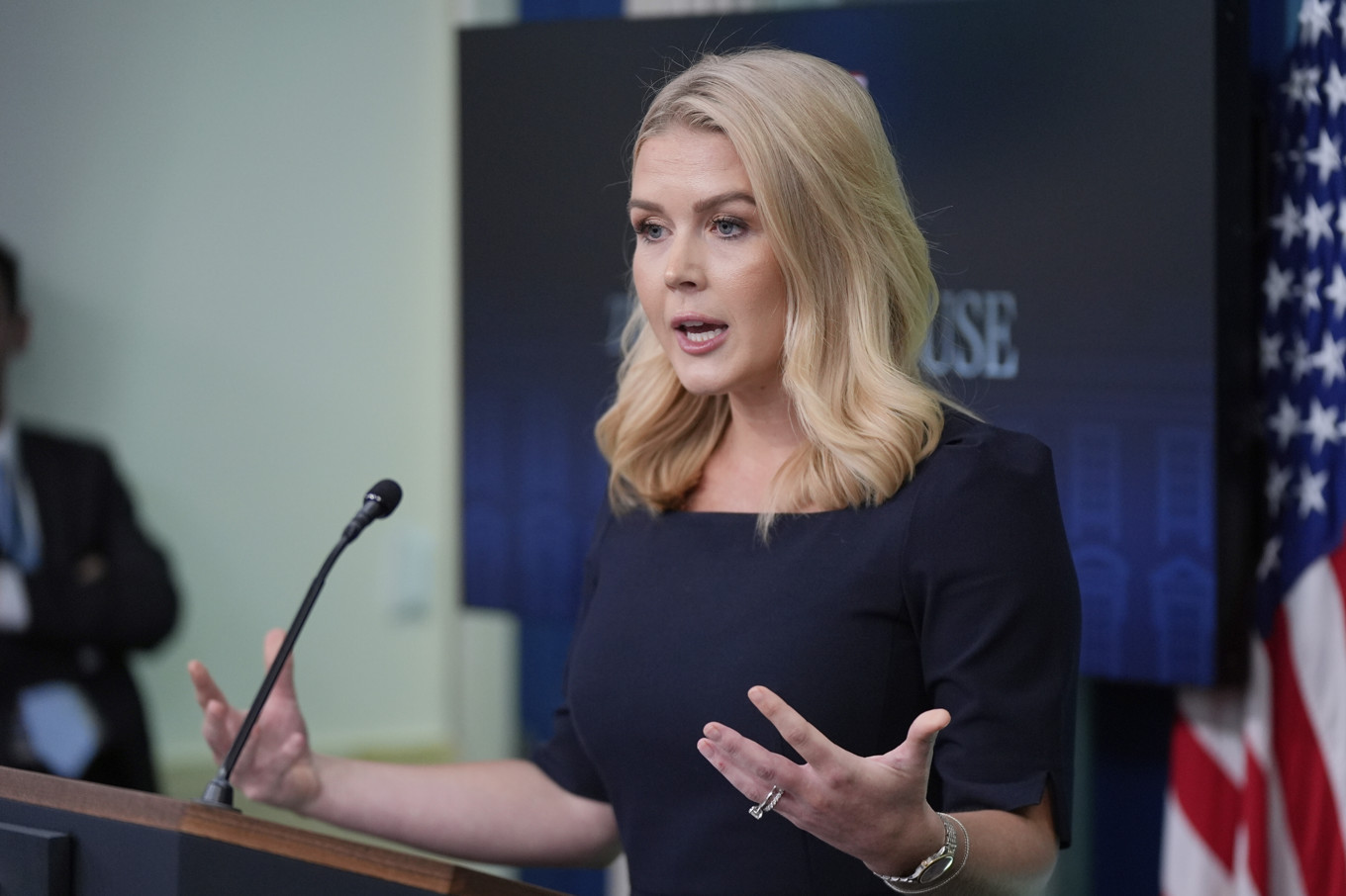 Vita husets pressekreterare Karoline Leavitt läste upp uttalandet som hon sade dikterats av Trump. Foto: Manuel Balce Ceneta/AP/TT