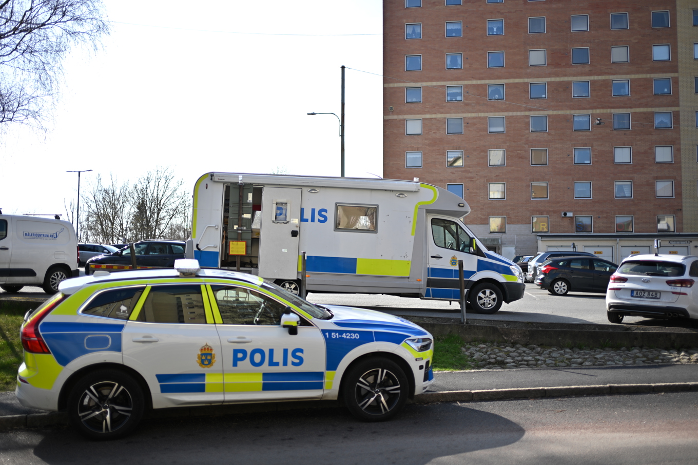 Polisen efterlyser vittnen till dubbelmordet i Biskopsgården. Bild från tisdagen. Foto: Björn Larsson Rosvall/TT