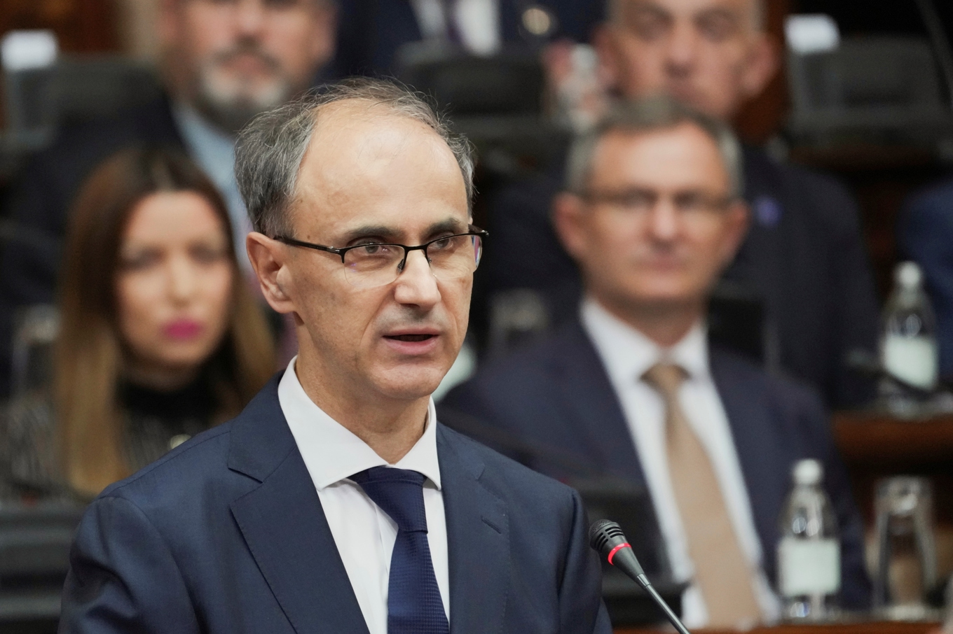 Serbiens nye premiärminister Djuro Macut står president Aleksandar Vucic nära. Foto: Darko Vojinovic/AP/TT