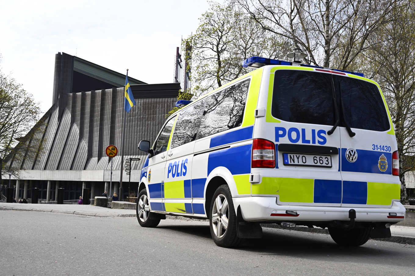 Klimataktivister har klättrat upp på Vasaskeppet på Vasamuseet i Stockholm. Foto: Anders Wiklund/TT