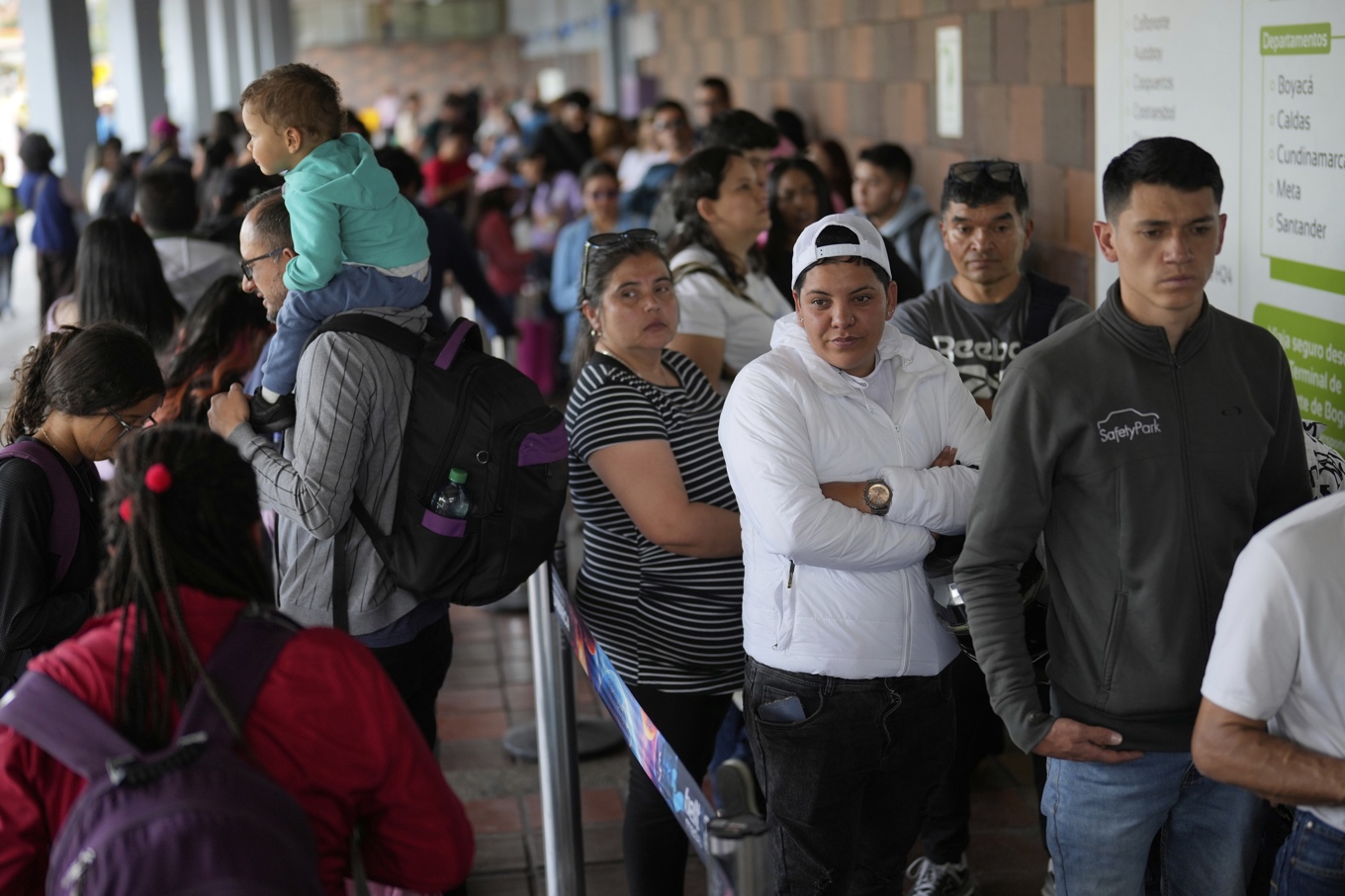 Folk köar för att bli vaccinerade mot gula febern i Colombias huvudstad Bogota. Foto: Fernando Vergara/AP/TT