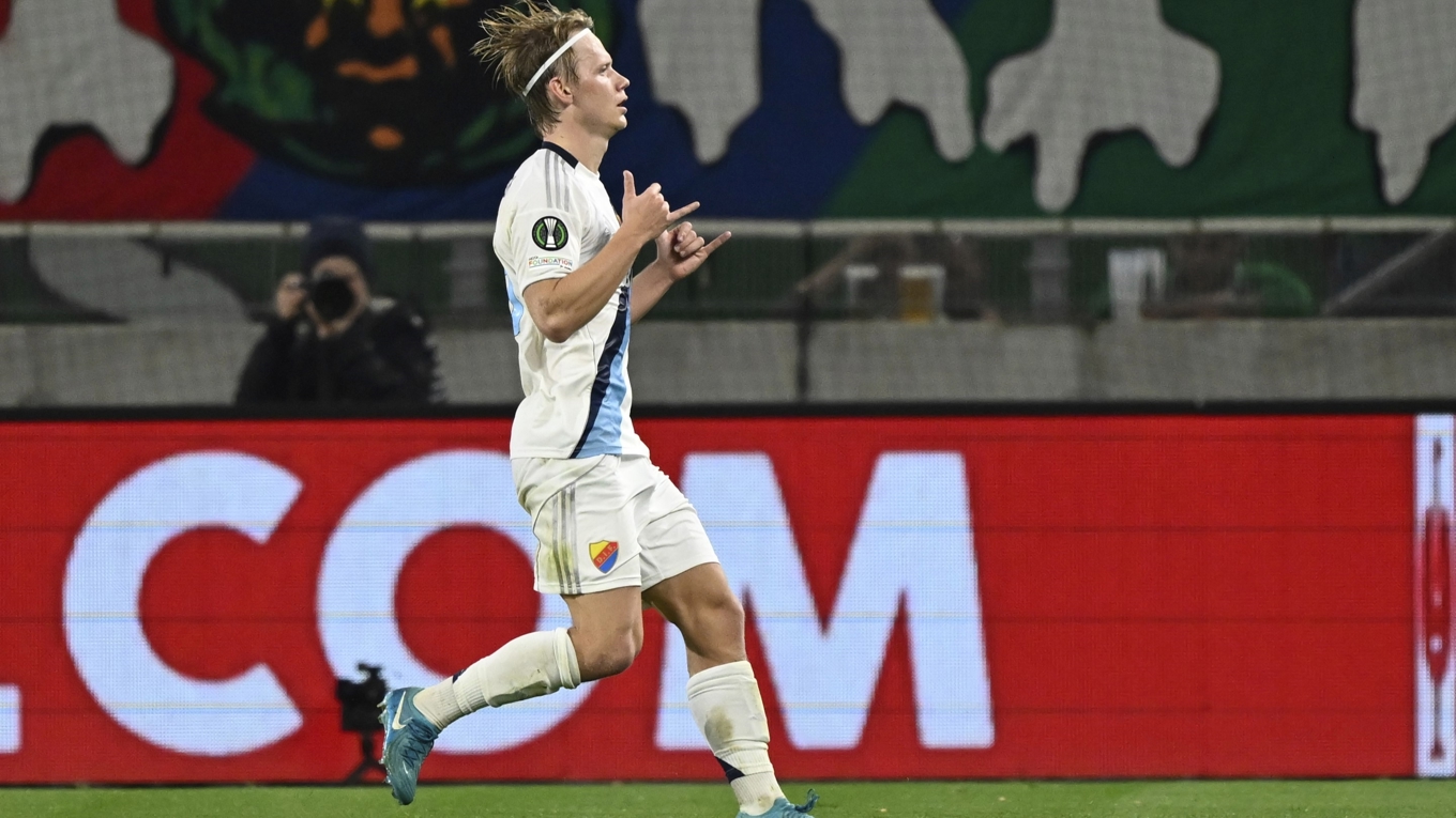 Tobias Gulliksen jublar efter ett av sina två förlängningsmål borta mot Rapid Wien. Djurgården är vidare till semifinal i Conference League. Foto: Denes Erdos/AP/TT