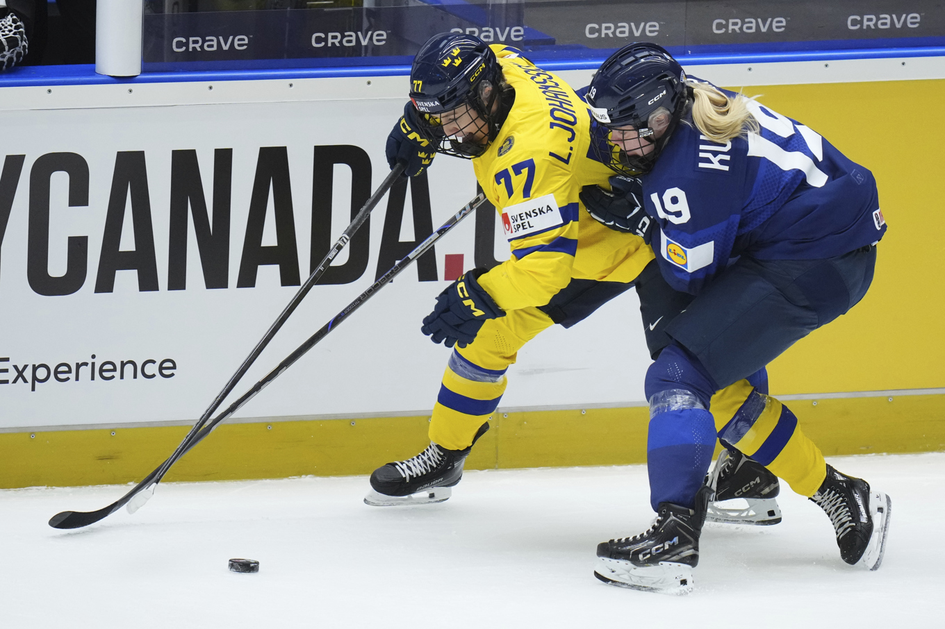 Linnea Johansson (nummer 77) och Sverige kunde inte rå på Finland i kvartsfinalen i ishockey-VM. Foto: Petr David Josek/AP/TT