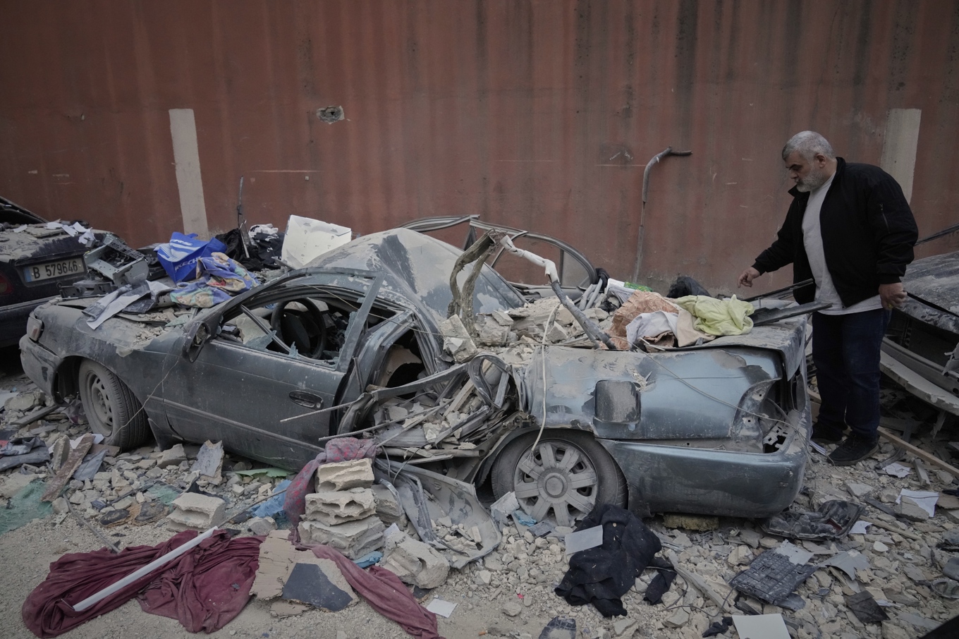 Ett bilvrak efter en israelisk attack mot en förort till Beirut i början av april. Arkivbild. Foto: Hussein Malla/AP/TT