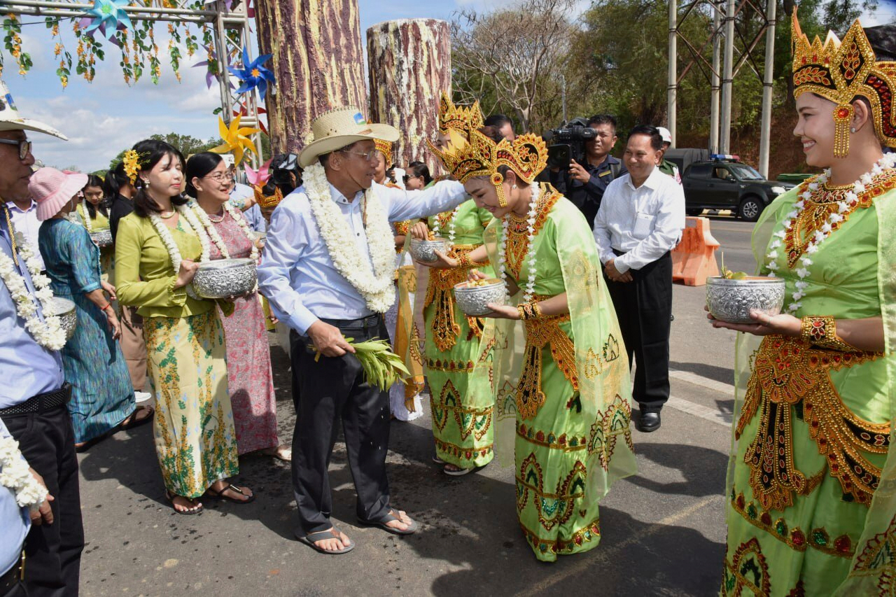 Militärjuntans ledare Min Aung Hlaing under öppningsceremonin av den traditionsenliga vattenfestivalen Thingyan, på bild från i söndags. Foto: Myanmars militärjunta via AP/TT