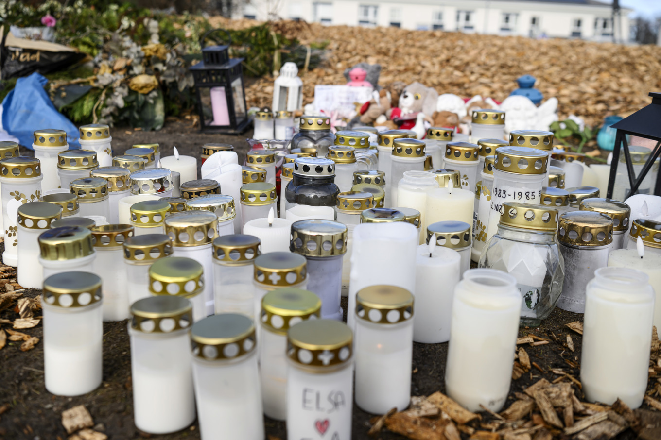 Ljus och blommor vid minnesplatsen utanför Campus Risbergska där tio personer mördades och sex skadades den 4 februari. Arkivbild. Foto: Oscar Olsson/TT
