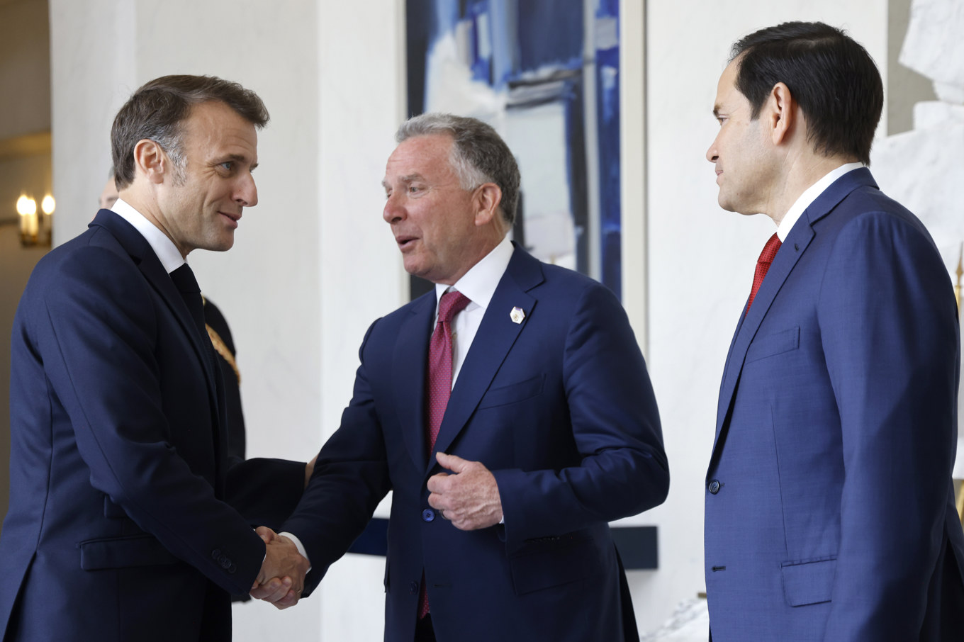 Frankrikes president Emmanuel Macron välkomnar USA:s sändebud Steve Witkoff och utrikesminister Marco Rubio. Foto: Ludovic Marin/Pool via AP/TT