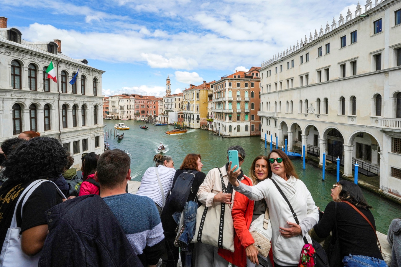 Turister tar bilder i Venedig under långfredagen. Foto: Antonio Calanni/AP/TT