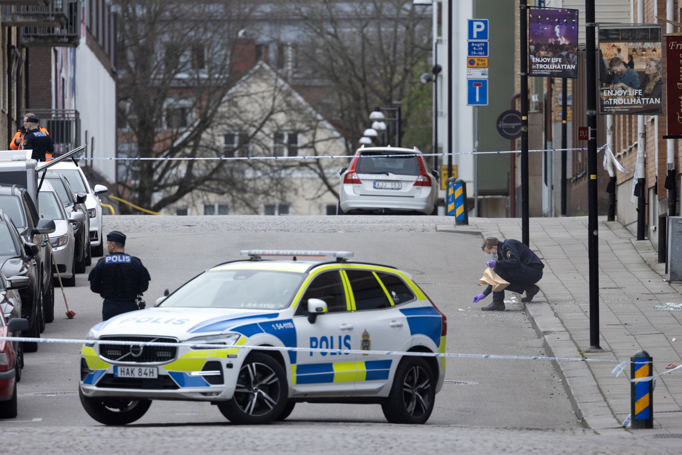 Polis på plats i centrala Trollhättan efter att något exploderat. Foto: Joachim Nywall/TT
