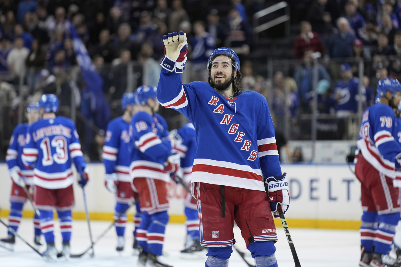Svenske Mika Zibanejad, New York Rangers, vinkar mot publiken efter lagets sista match i NHL för den här säsongen. Foto: Seth Wenig/AP/TT