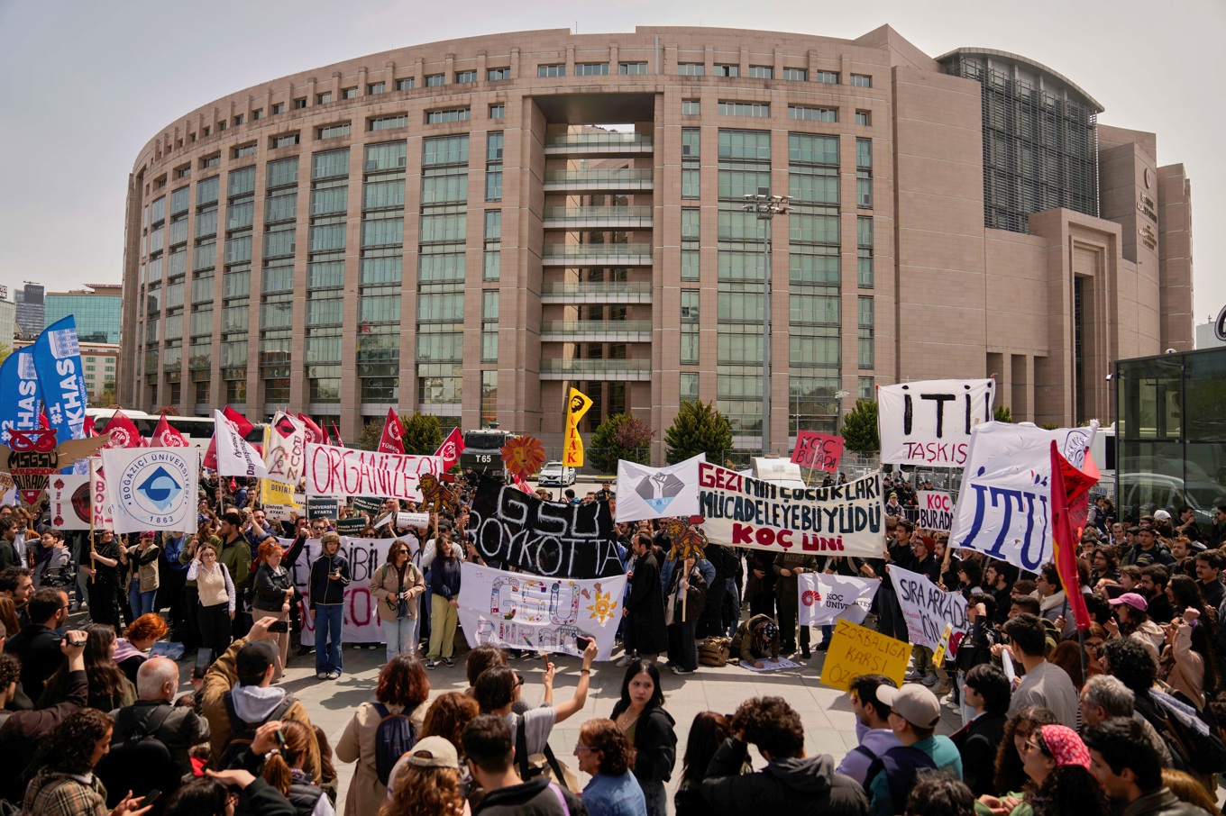 Anhöriga och anhängare till dem som ställdes inför rätta på fredagen protesterar utanför rättegångssalen i Istanbul. Foto: Khalil Hamra/AP/TT