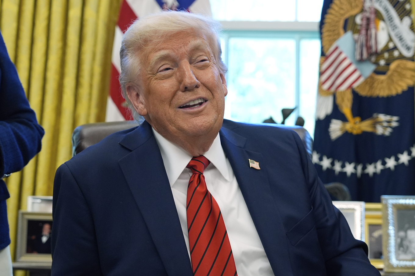 Donald Trump möter reportrar i Ovala rummet på torsdagen. Foto: Alex Brandon/AP/TT