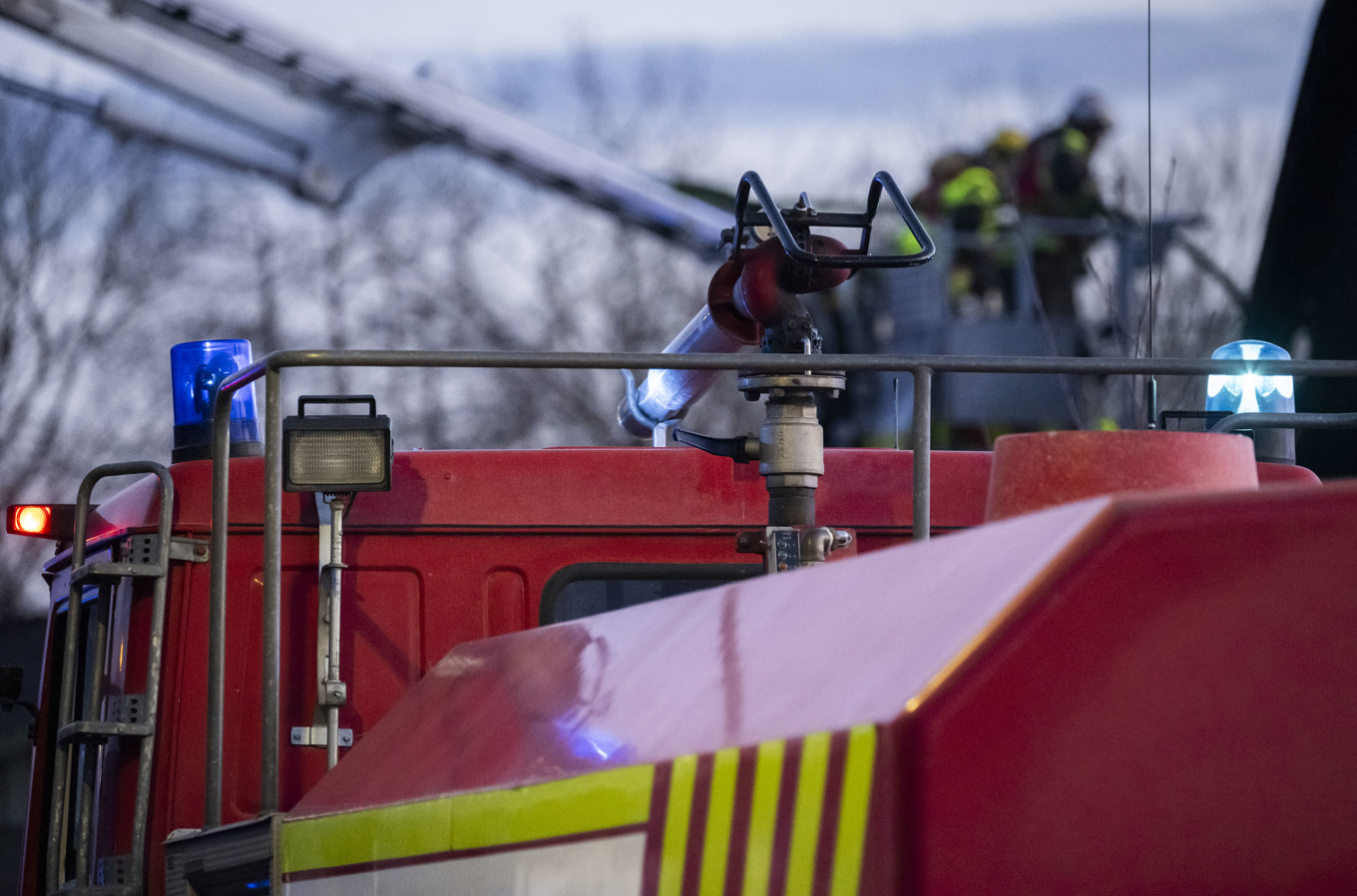 Räddningstjänsten bekämpar en brand i en ladugård i Degerfors kommun. Foto: Johan Nilsson / TT
