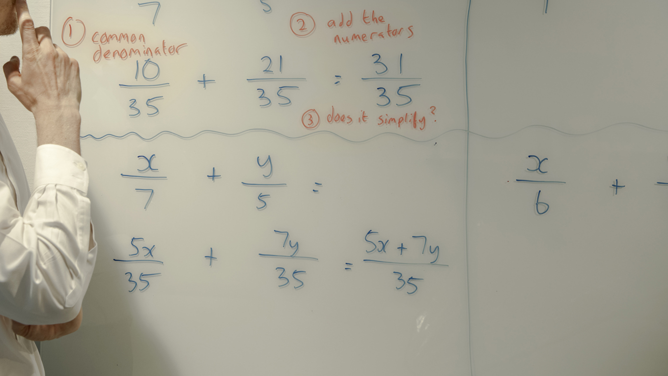 Svenska ekonomistudenter saknar grundkunskaper, enligt larmet. Genrebild utan direkt koppling till texten. Foto: Malin Hoelstad/SvD/TT