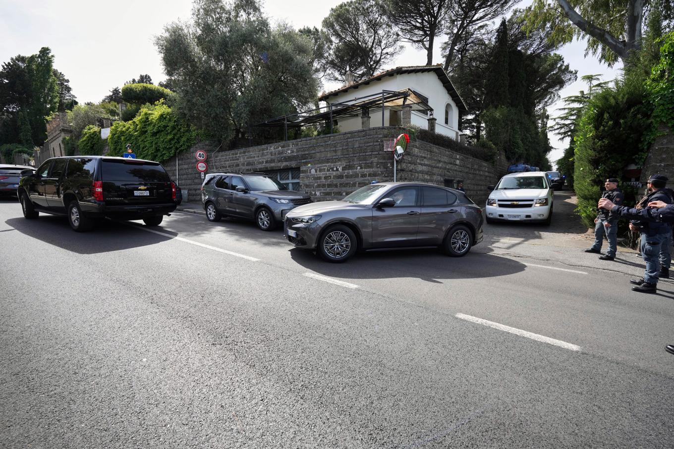 USA:s delegation lämnar samtalen i Rom, som hölls i Omans ambassad. Foto: Andrew Medichini/AP/TT