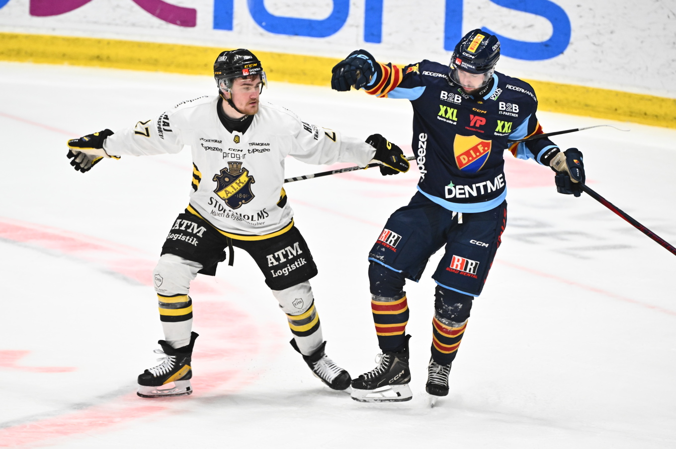 AIK:s Christoffer Björk (till vänster) mot Djurgårdens August Berg under fredagens andra match i den hockeyallsvenska finalen. Foto: Claudio Bresciani/TT