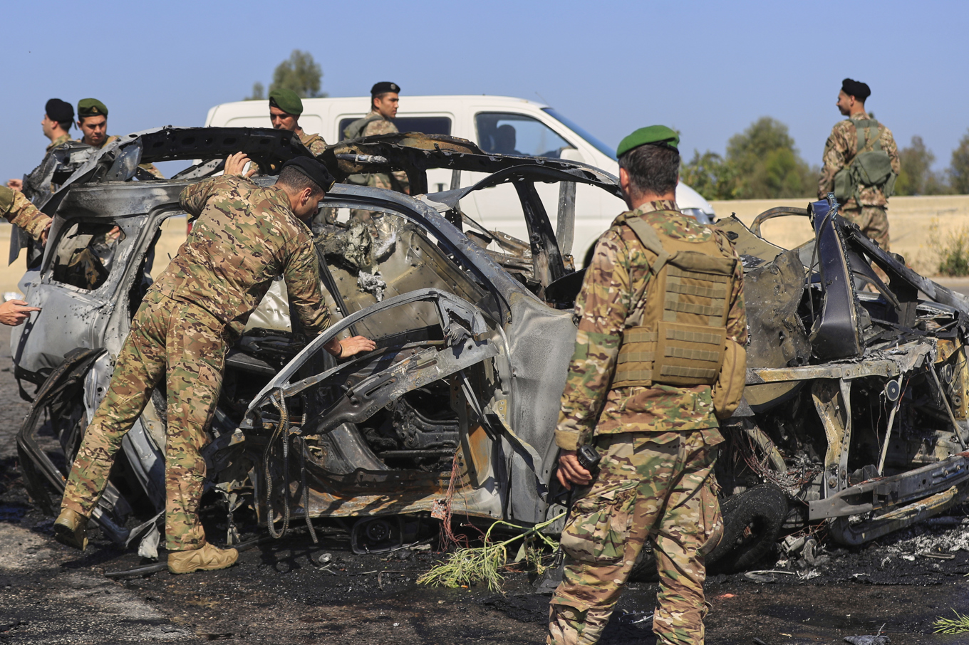 Soldater ur Libanons armé inspekterar en bil som träffades i ett israeliskt flyganfall i al-Ghaziyah under fredagen. Foto: Mohammad Zaatari/AP/TT