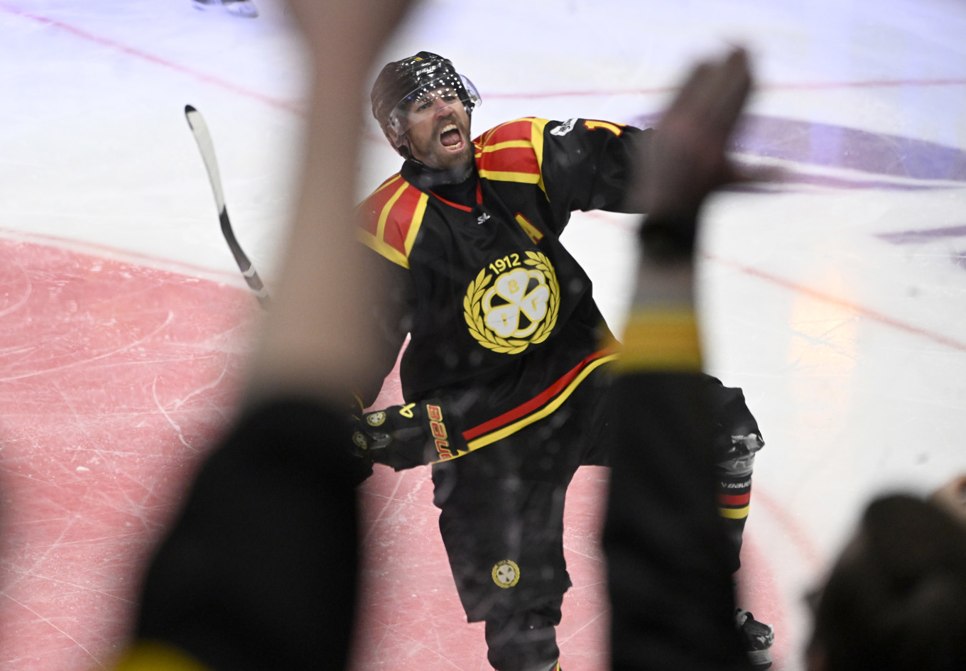 Brynäs Anton Rödin jublar efter att ha avgjort i förlängningen (2–1) i den första SM-finalen hemma mot Luleå. Foto: Fredrik Sandberg/TT