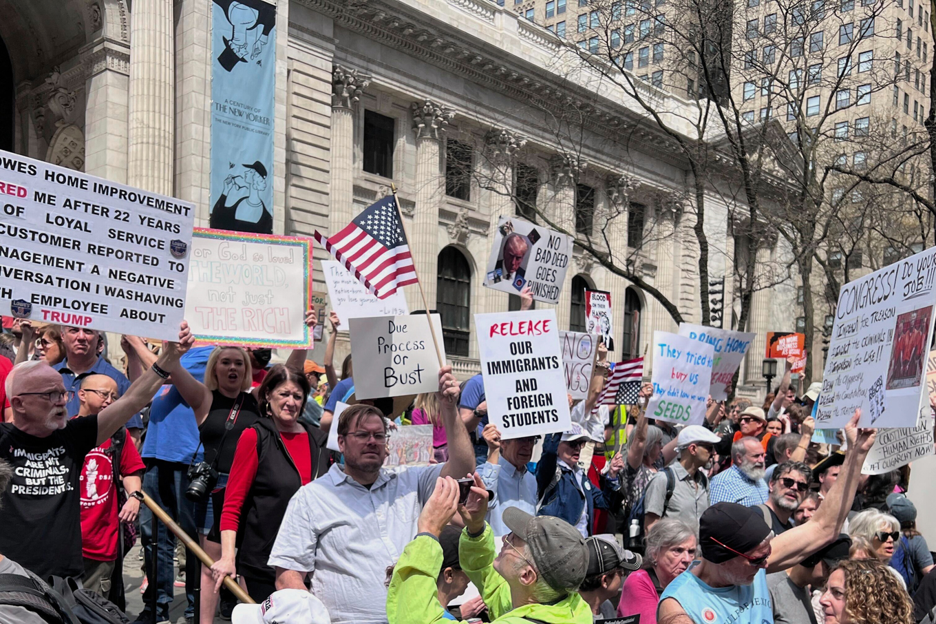 Demonstranter samlas för att protestera mot USA:s president Donald Trump i New York under lördagen. Foto: Joseph Frederick/AP/TT