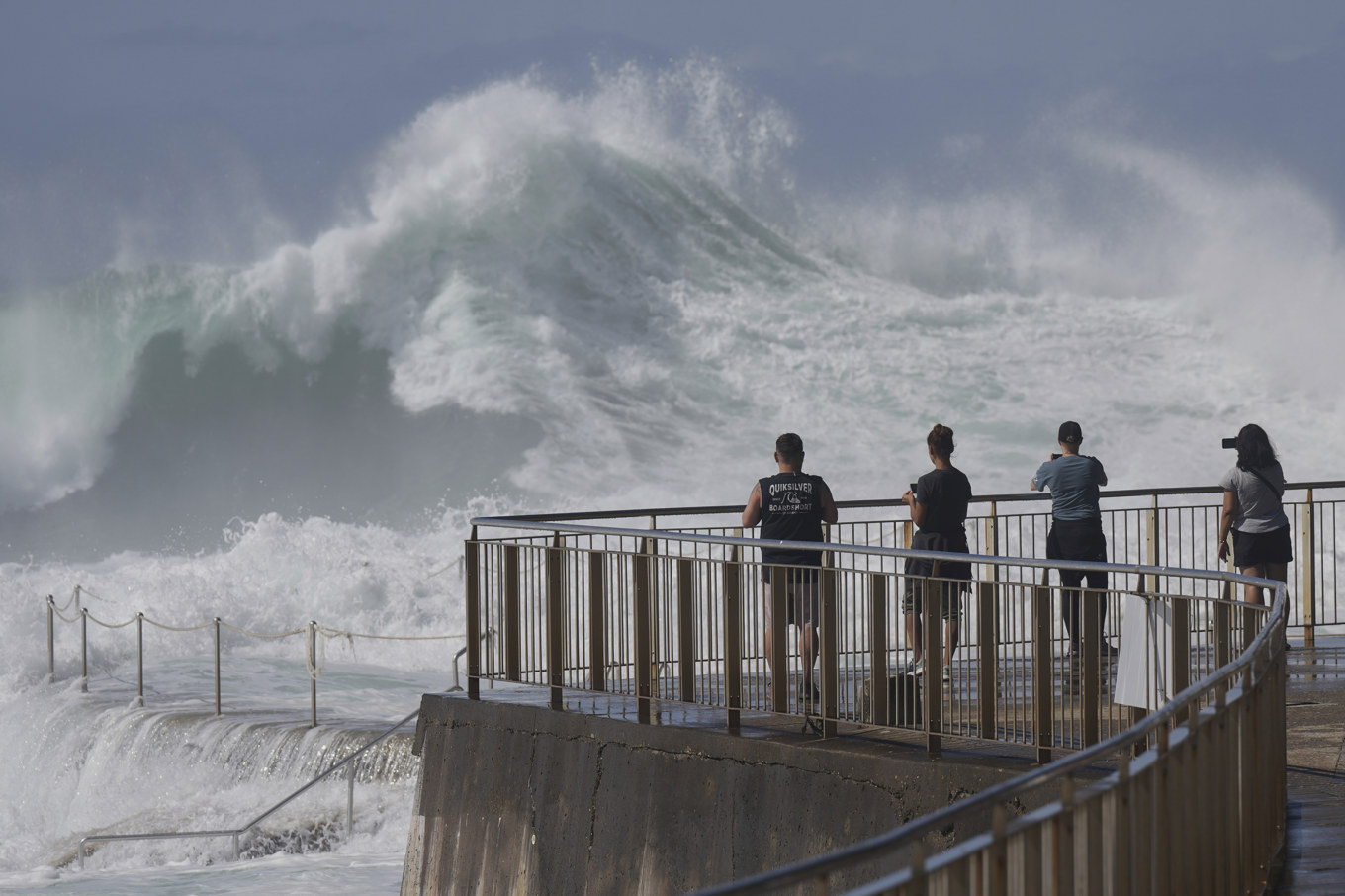 Havet är vilt runt Sydney när södra halvklotet nu går mot vinter. Bild från Bronte Beach tidigare i april. Foto: Mark Baker/AP/TT