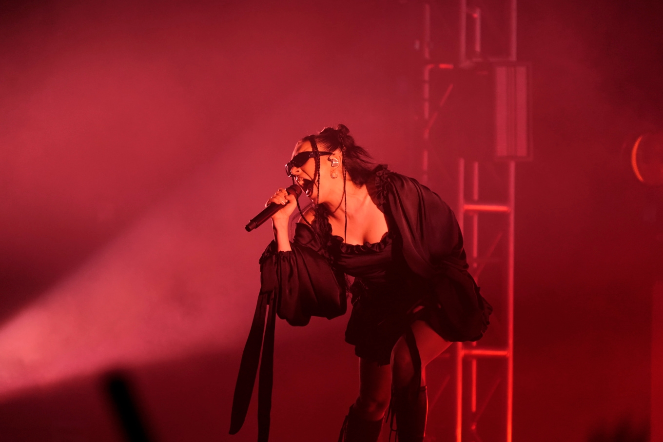 Charli XCX kommer till Slottsskogen i Göteborg för festivalen Way Out West i augusti. Arkivbild. Foto: Eduardo Verdugo/AP/TT