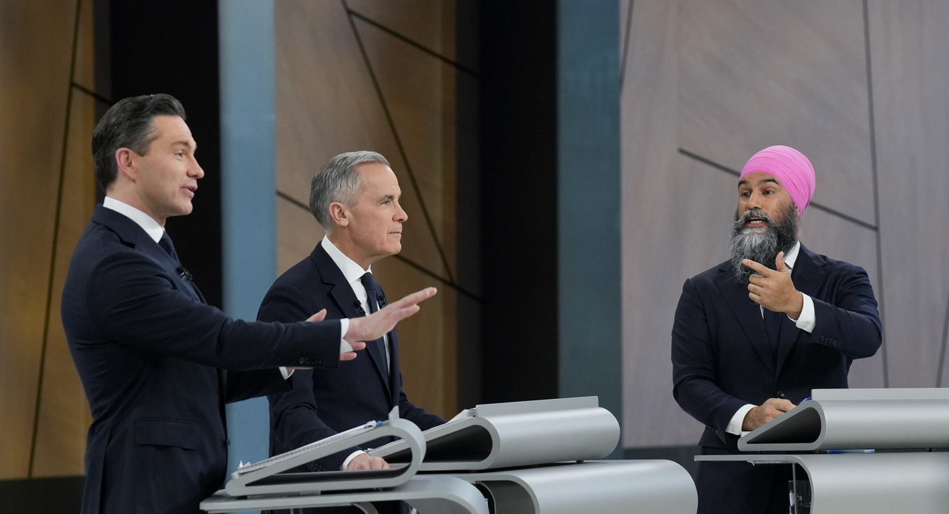 Från vänster: Det Konservativa partiets ledare Pierre Poilievre, Liberala partiets ledare Mark Carney och Nya demokratiska partiets ledare Jagmeet Singh i en valdebatt i torsdags. Foto: Christopher Katsarov/AP/TT
