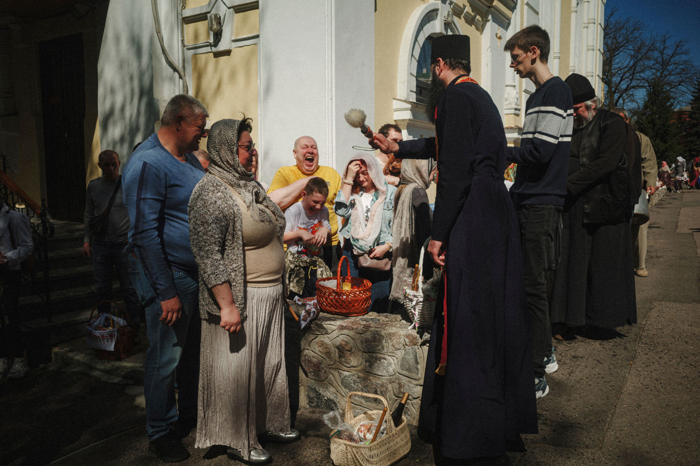 Invånare i den hårt ansatta storstaden Charkiv, nära gränsen till Ryssland i nordöstra Ukraina, möter en ortodox präst när de högtidlighåller påsken. Bilden togs under söndagen. Foto: George Ivanchenko/AP/TT