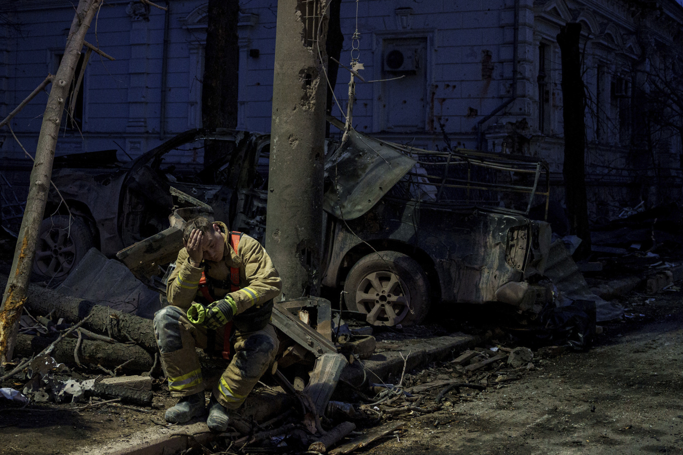 En räddningsarbetare i staden Sumy, i nordöstra Ukraina, sedan en rysk robot slagit ned och dödat minst 35 människor. Bilden togs den 13 april. Foto: Evgeniy Maloletka/AP/TT