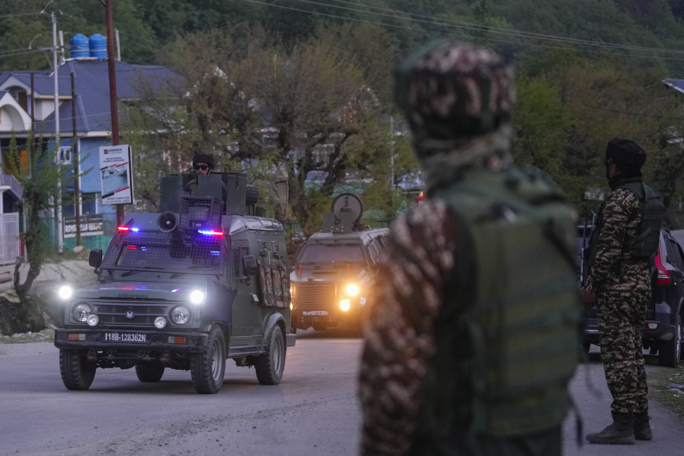 Indiska säkerhetsstyrkor patrullerar i Pahalgam efter tisdagens attack mot turister. Foto: Dar Yasin/AP/TT